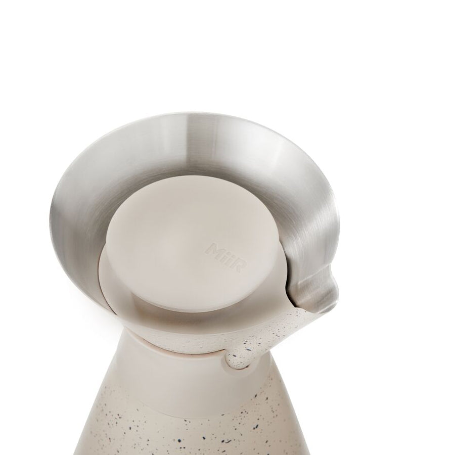 new-standard-carafe-l0 WebPDP-33oz_New_Standard_Carafe_Desert_Tan_Speckle_Studio__CAR1SVOS224_45_Lid_On.jpg