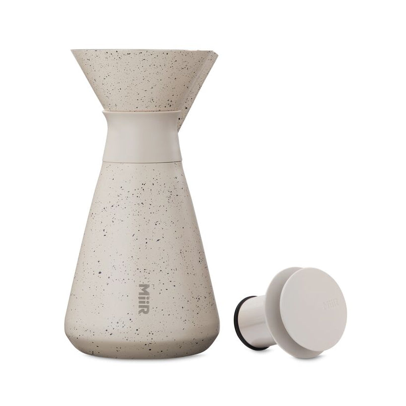 new-standard-carafe-l0 WebPDP-33oz_New_Standard_Carafe_Desert_Tan_Speckle_Studio__CAR1SVOS224_Front_Lid_Staged.jpg